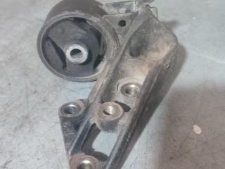 подушка крепления КПП Toyota Yaris P1 (1999 - 2003), 1.3 л., бензин, АКПП