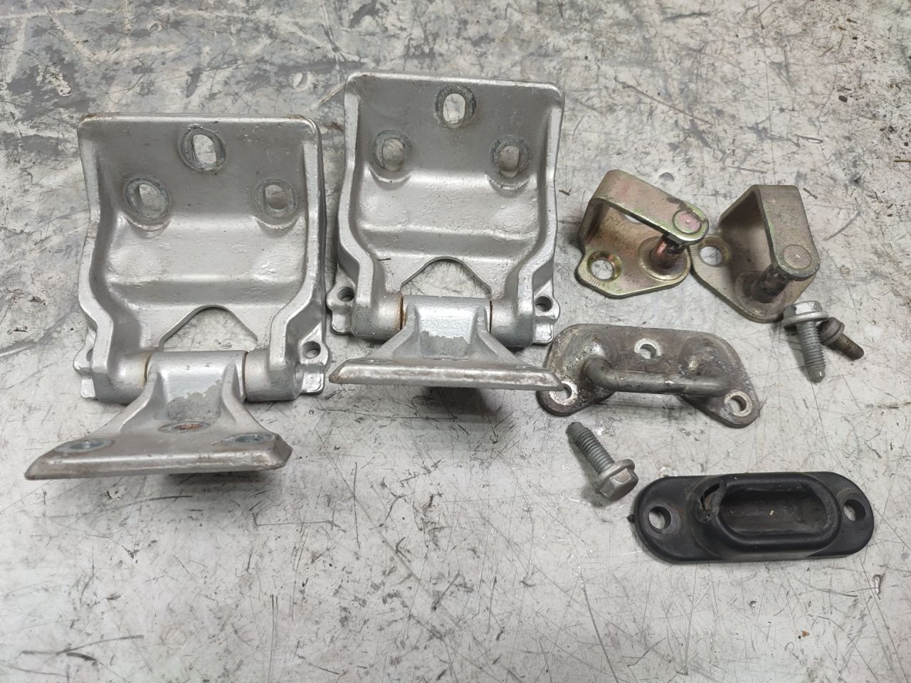 петля крышки багажника Mercedes-Benz Vito W638 (1996 - 2003), 2.2 л., дизель, BR14-M3 - фото №1
