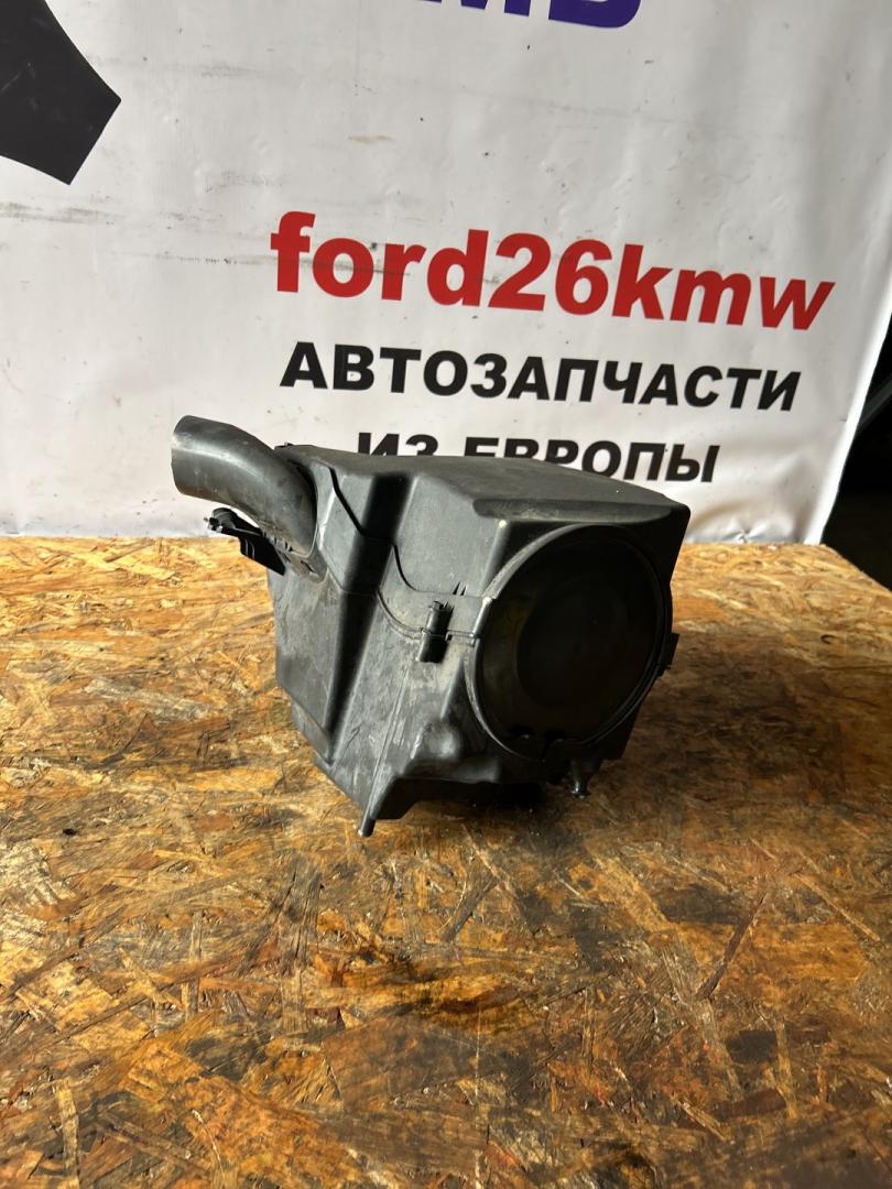 корпус воздушного фильтра Ford Focus 3 поколение CB8 2012, 1.6 л., VVT-i, PNDA, бензин, робот, panther black (metallic), хетчбэк 5 дв., передний привод, правый руль, AV61-9600-CF - фото №1