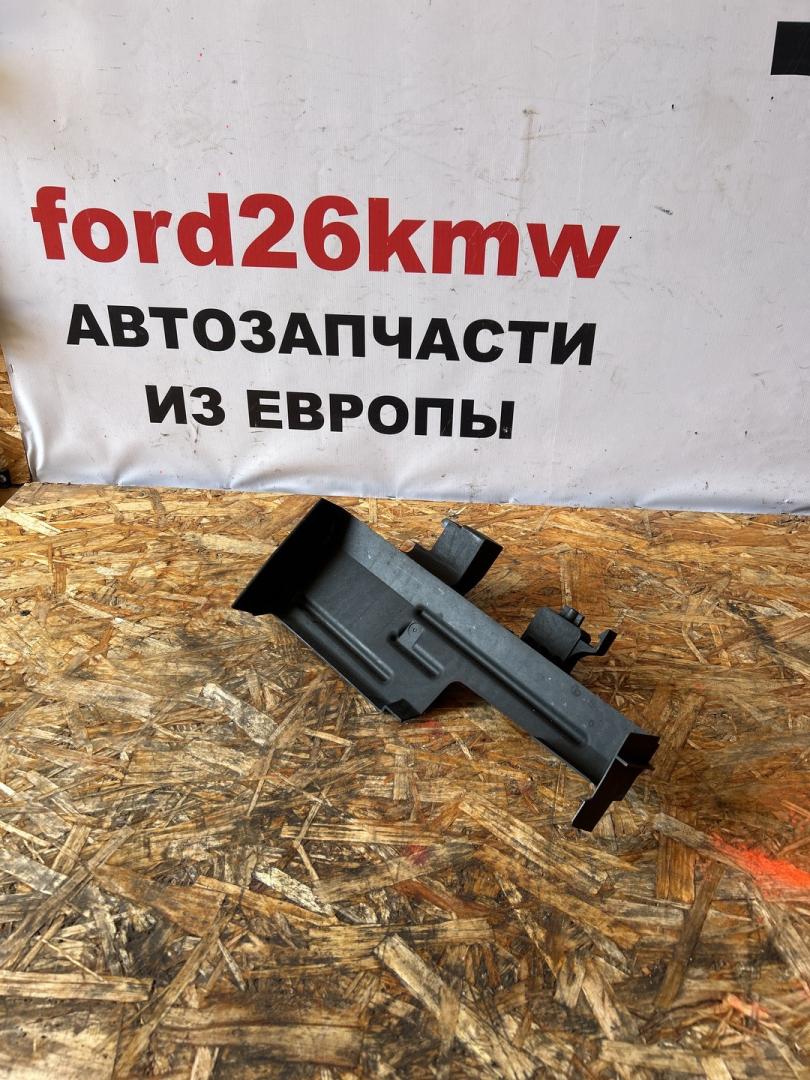 воздуховод (дефлектор) радиатора Ford Focus 3 поколение CB8 2012, 1.6 л., VVT-i, PNDA, бензин, МКПП, midnight sky, хетчбэк 5 дв., передний привод, правый руль, BM518311A - фото №1