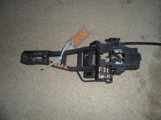 скелет ручки двери передней левой Ford Focus 3 поколение CB8 2011, 1.6 л., бензин