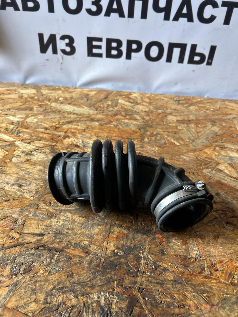 патрубок воздушного фильтра Ford Focus 3 поколение CB8 2012, 1.6 л., VVT-i, PNDA, бензин, робот, panther black (metallic), универсал, передний привод, правый руль, AV61-9C623-GA - фото №1