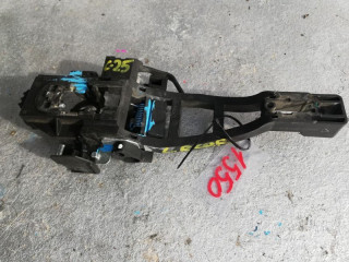 скелет ручки двери передней левой Ford Focus 3 поколение CB8 2012, 2.0 л., бензин