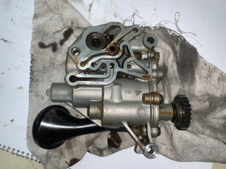 насос масляный Volkswagen Jetta 6 поколение 2013, 1.8 л., АКПП, передний привод, 06H115105BC