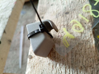 Крепление (крючок) солнцезащитного козырька Opel Astra H/Family [рестайлинг] L69 2010, 1.6 л., i-VTEC, Z 16 XER, бензин, робот, седан, передний привод, 90559995