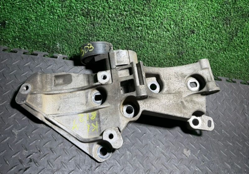 кронштейн генератора Renault Megane 2 поколение 2002, 1.6 л., 7700274249 - фото №1