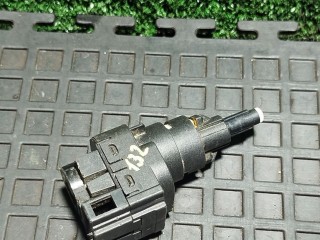 Датчик педали тормоза (лягушка) Volkswagen Polo 4 поколение 2001, 6Q0945511