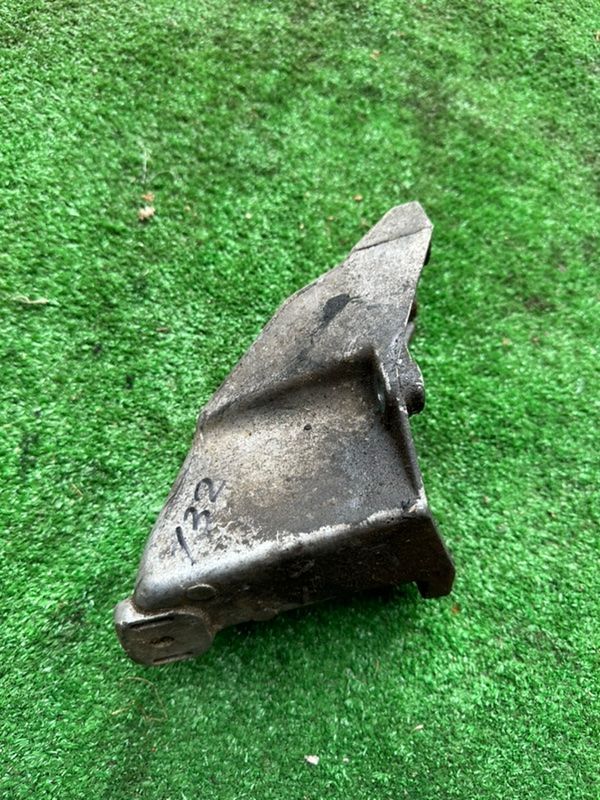кронштейн двигателя Audi A4 B5 1998, 8D0199307L - фото №1