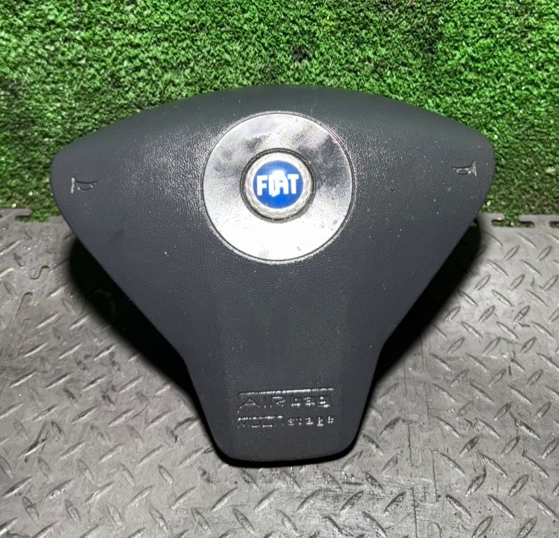 подушка безопасности водителя Fiat Stilo 1 поколение 2002, 1.2 л., 735317551 - фото №1