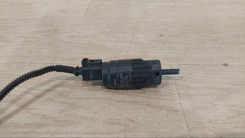 насос (моторчик) омывателя стекла Volkswagen Eos 1 поколение 2007, 2.0 л., CBAB, дизель, 1K5955651 - фото №1