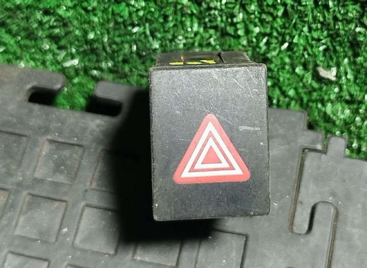 кнопка аварийной сигнализации Volkswagen Polo 4 поколение 2005, 6Q0953235A - фото №1