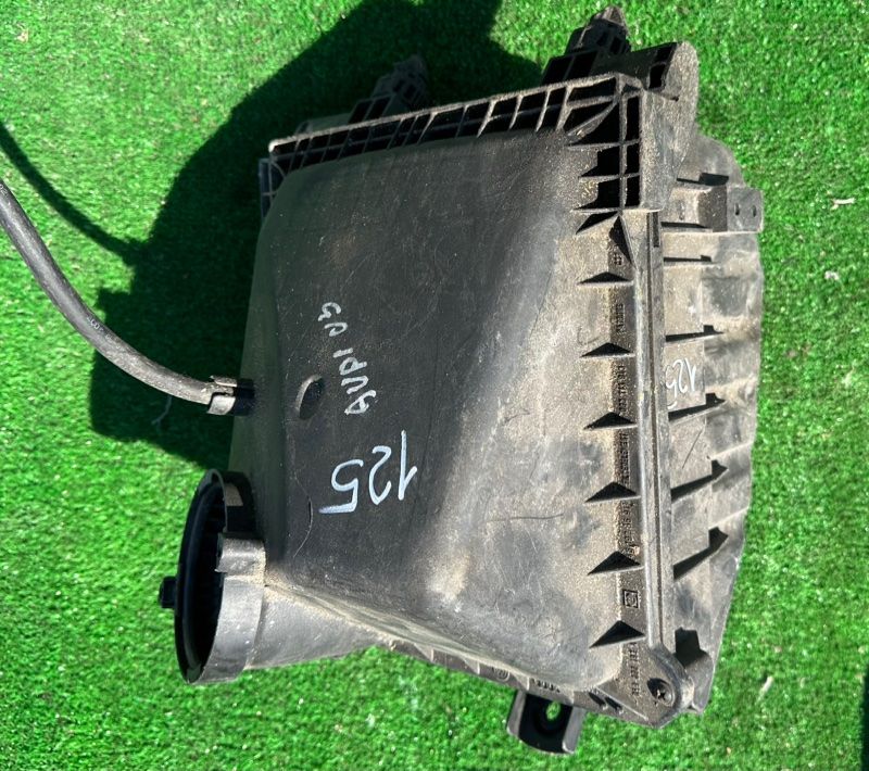 корпус воздушного фильтра Audi A4 B6 2003, 2.5 л., 059000183A - фото №1