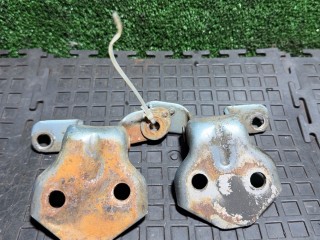 петля двери Mazda 626 2 поколение 1986