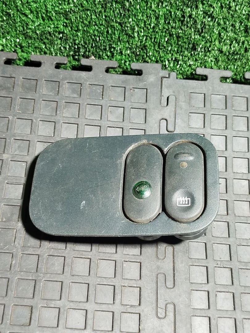кнопка обогрева заднего стекла Renault Kangoo 1 поколение 2002, 7700307646 - фото №1