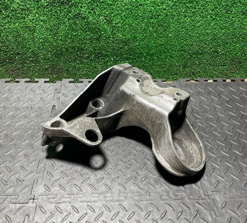 кронштейн двигателя Volkswagen Passat B5 1999, 4B0199352 - фото №1