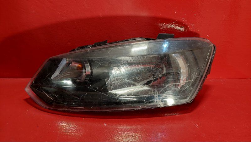 фара левая Volkswagen Polo 5 поколение 2011, 1.2 л., CGPB, бензин, 6R1941007F - фото №1