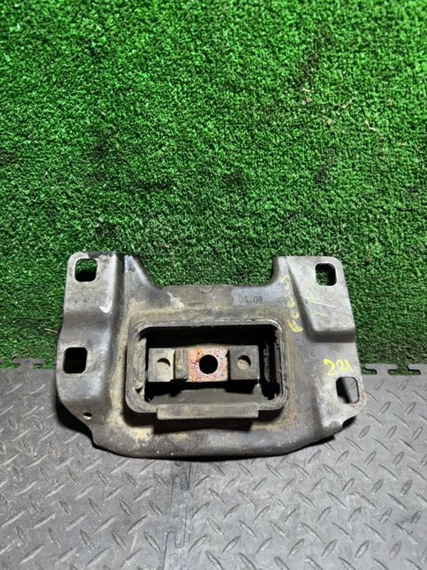 подушка крепления КПП Ford Focus 2 поколение 2006, 1.8 л., 3M517M121 - фото №1
