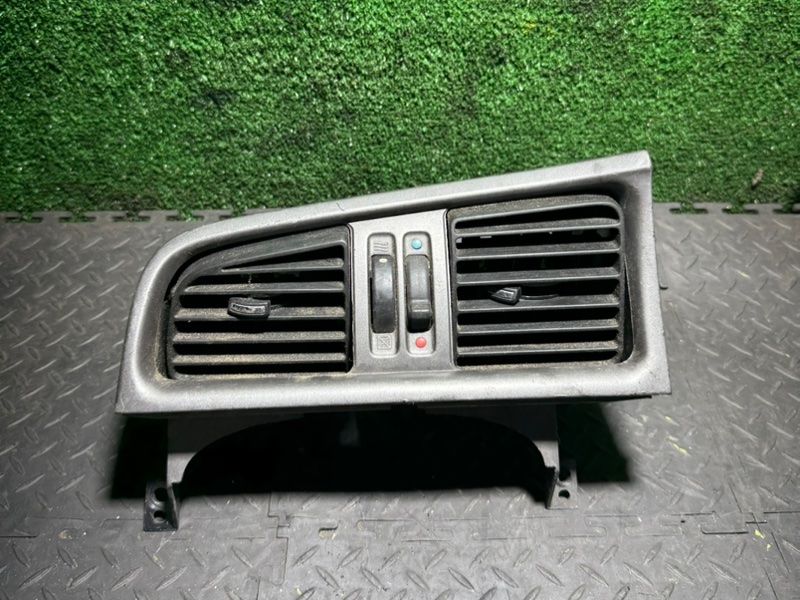 дефлектор обдува салона Nissan Primera P11 1999, 682619F500 - фото №1
