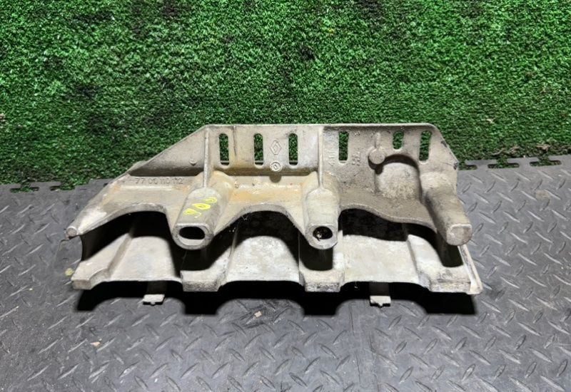 кронштейн (крепление) впускного коллектора Renault Laguna 1 поколение 1998, 7700110112 - фото №1