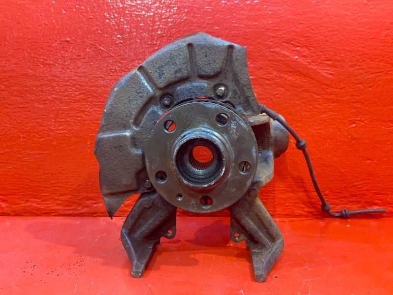 кулак поворотный правый Volkswagen Beetle 2 поколение 2001, 1.6 л., AYD, бензин, 1J0256AG, 1J0407255AH - фото №1