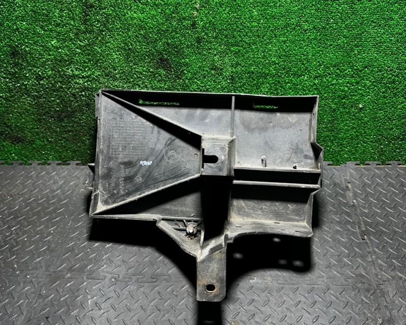 полка аккумулятора Land Rover Freelander 1 поколение 2001, 2.0 л., YJ1100190 - фото №1