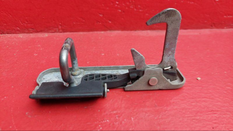 замок капота Volkswagen Golf 5 поколение 2008, 1K0823480 - фото №1