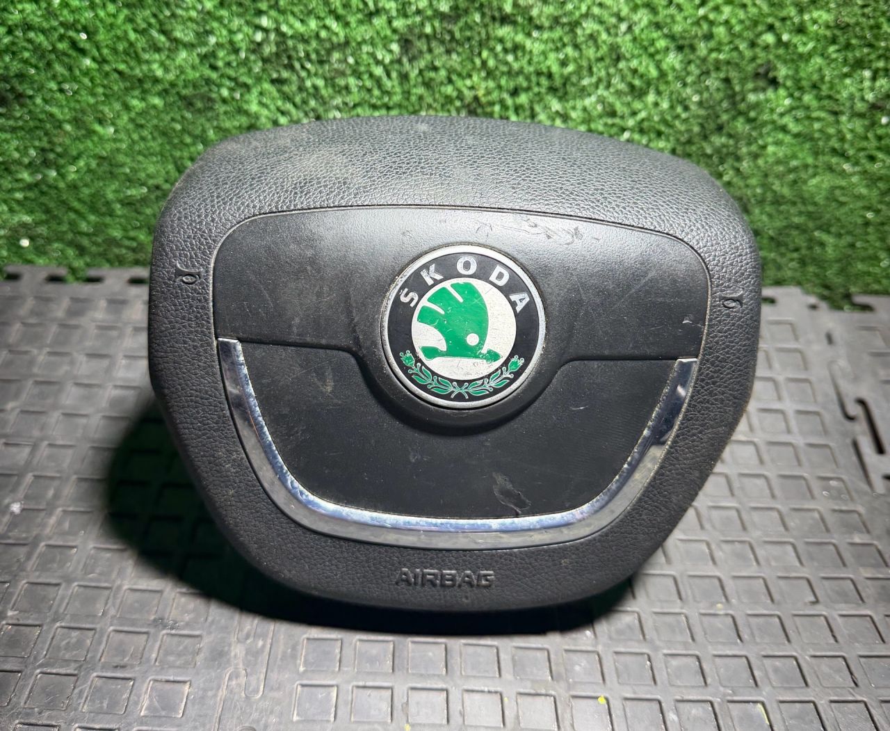 подушка безопасности водителя Skoda Superb 2 поколение 2010, 1.8 л., бензин, МКПП, 1Z0880201N - фото №1