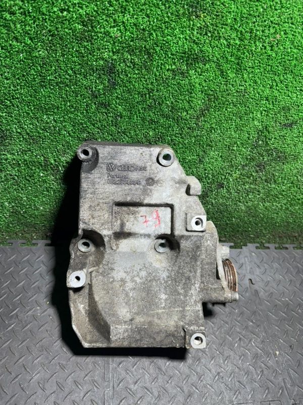 кронштейн компрессора кондиционера Volkswagen Passat B5 2000, 038260885C - фото №1