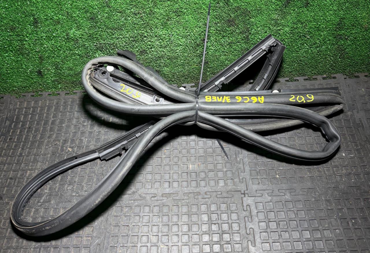 уплотнитель двери Audi A6 4F/C6 2007, 4F0833345A - фото №1