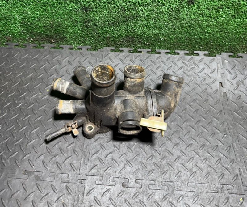 корпус термостата Volkswagen Polo 3 поколение 1998, 030121117N - фото №1