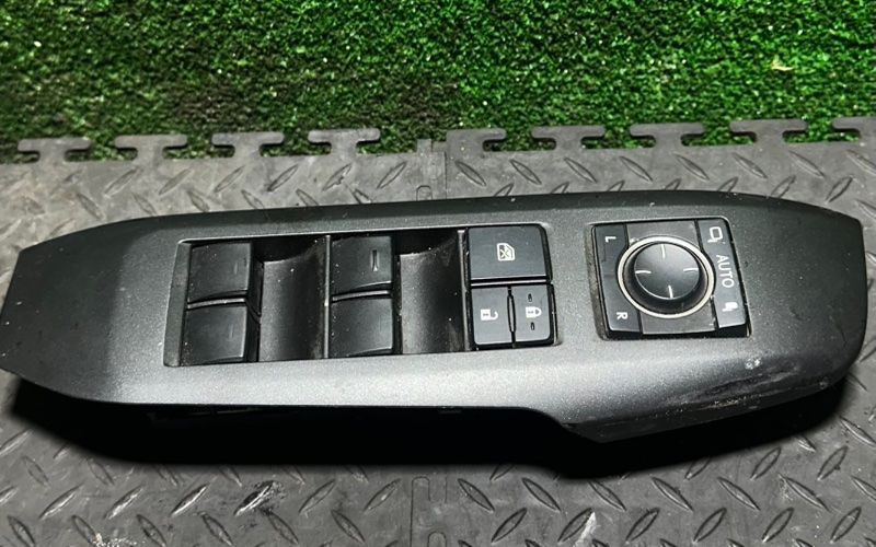 блок управления стеклоподъемниками Lexus NX 1 поколение 2017, 2.5 л., 8404078010 - фото №1