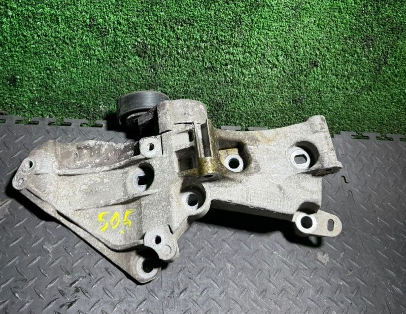 кронштейн генератора Renault Scenic 2 поколение 2005, 1.6 л., 8200327134 - фото №1