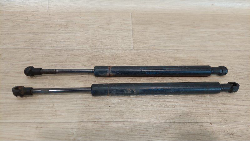 амортизатор крышки багажника (3-5 двери) Volkswagen Touareg 1 поколение (2002 - 2007), 7L6845587A - фото №1