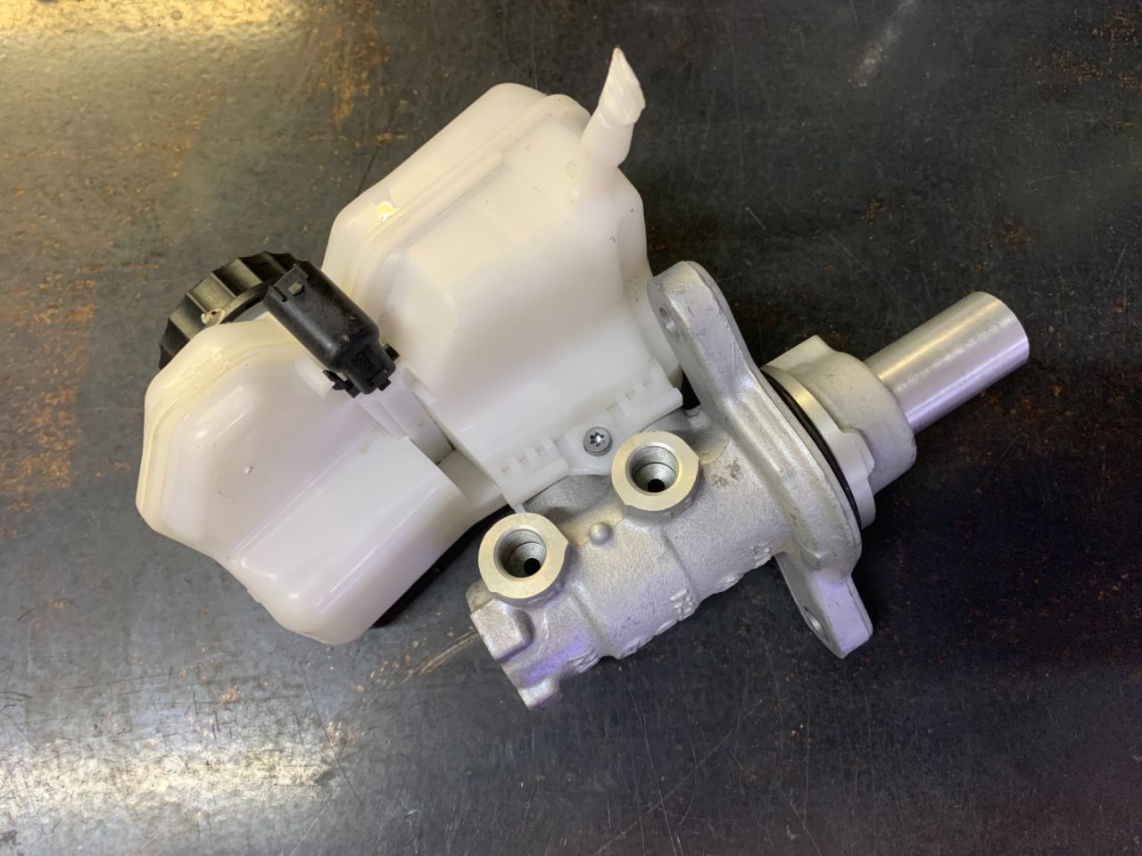 цилиндр тормозной главный Mini Cooper 3 поколение (2013 - 2018), 34336868997, 6868997, 3436860686, 34336860686 - фото №1