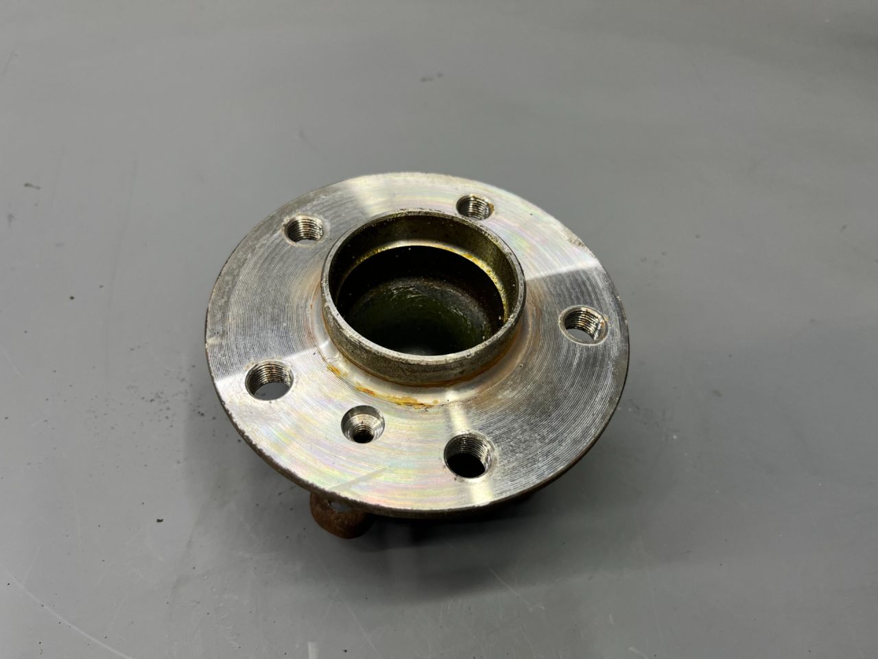 ступица задняя Mini Countryman 2 поколение F60 2017, 1.5 л., B36 A15 A, бензин, АКПП, c2m, хетчбэк 5 дв., передний привод, 33416858086, 6858086, 33416859547, 6859547, 33406887548, 6887548 - фото №1