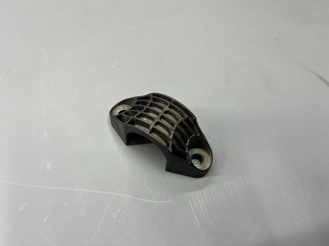 крепление стабилизатора / втулки стабилизатора Mini Countryman 2 поколение F60 2017, 1.5 л., B36 A15 A, бензин, АКПП, c2m, хетчбэк 5 дв., передний привод, 33506862203, 6862203 - фото №1