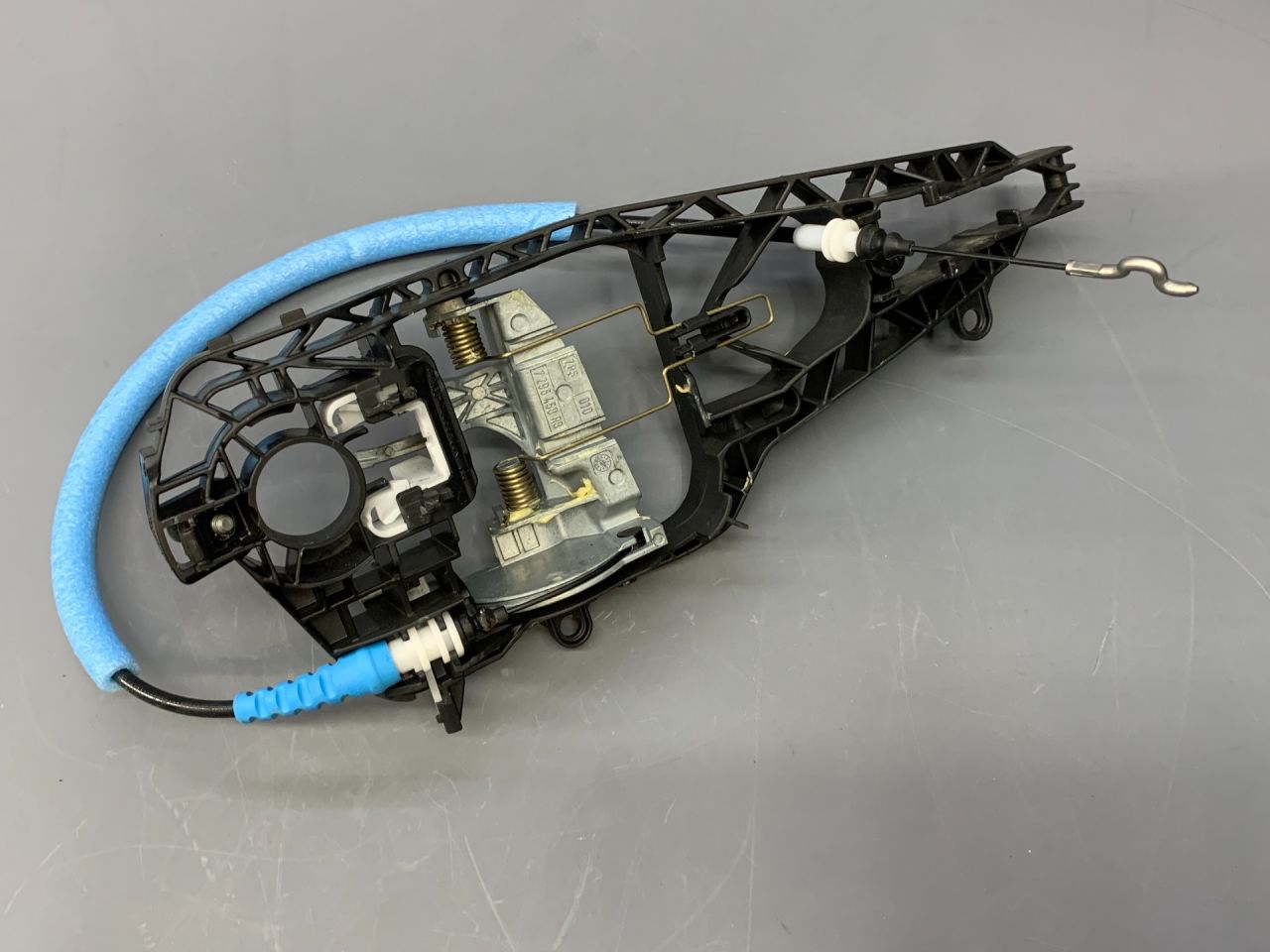 скелет ручки двери передней правой Mini Countryman 2 поколение F60 2017, 1.5 л., B36 A15 A, бензин, АКПП, c2m, хетчбэк 5 дв., передний привод, 51217296458, 7296458, 51217395355, 7395355 - фото №1