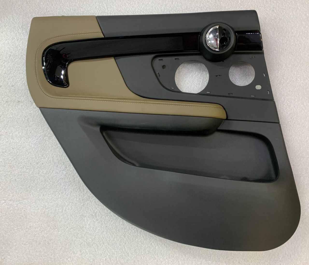 обшивка двери задняя левая Mini Countryman 2 поколение F60 2017, 1.5 л., B36 A15 A, бензин, АКПП, c2m, хетчбэк 5 дв., передний привод, 51427476645, 7476645 - фото №1