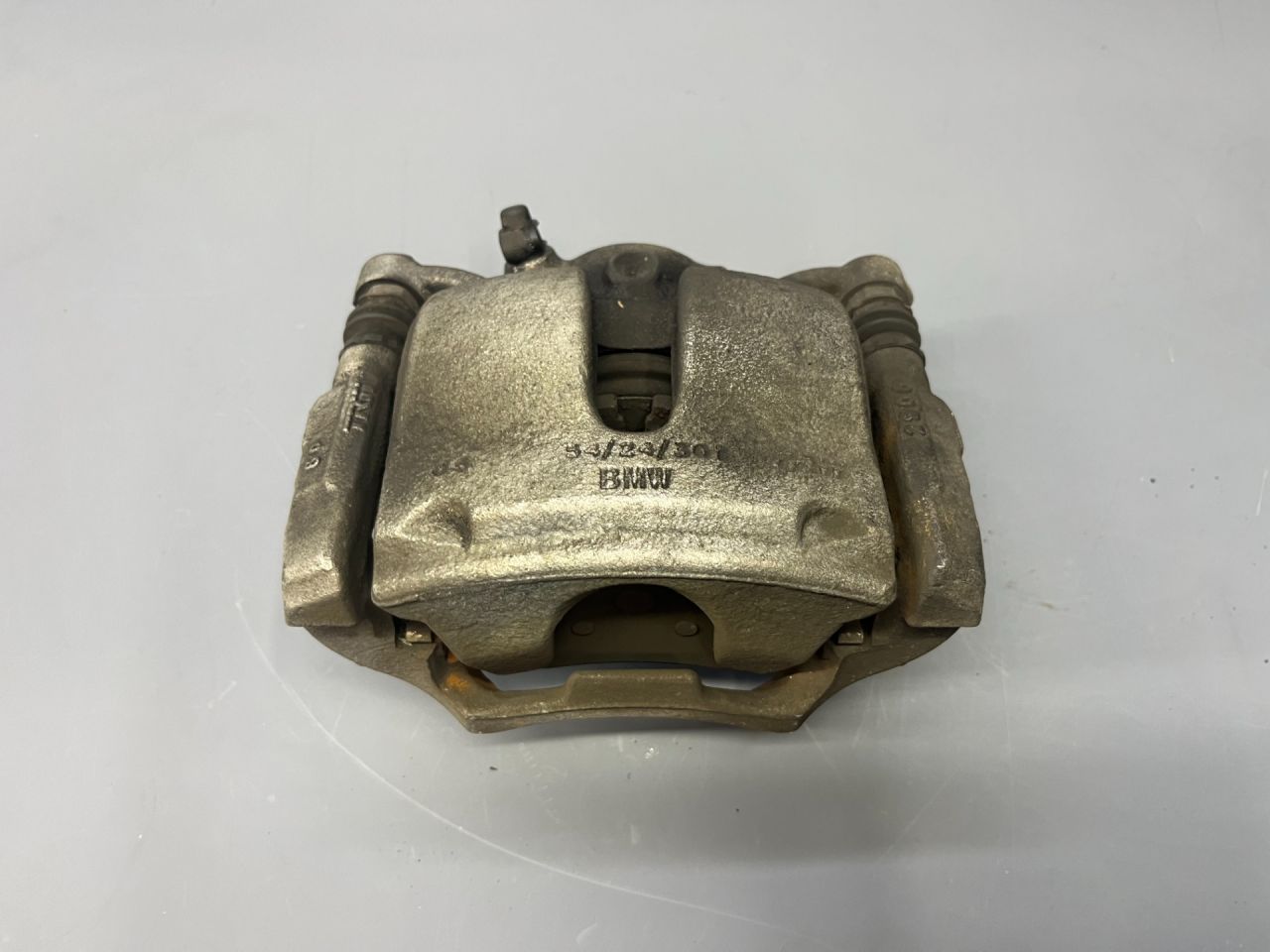 суппорт передний правый Mini Countryman 2 поколение F60 2017, 1.5 л., B36 A15 A, бензин, АКПП, c2m, хетчбэк 5 дв., передний привод, 34116860265, 6860265, 34116869107, 6869107 - фото №1