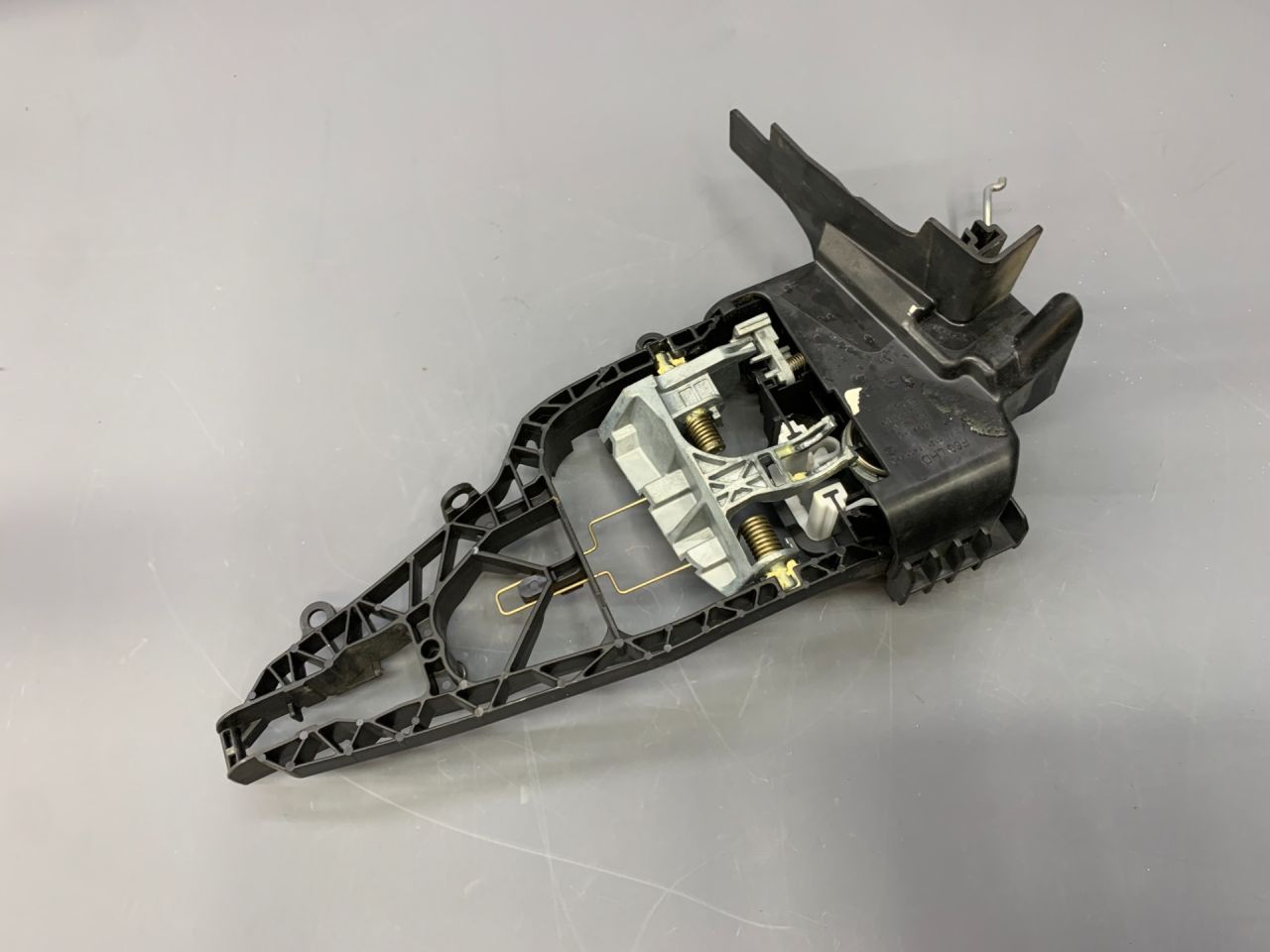 скелет ручки двери передней левой Mini Countryman 2 поколение F60 2017, 1.5 л., B36 A15 A, бензин, АКПП, c2m, хетчбэк 5 дв., передний привод, 51217296457, 7296457 - фото №1