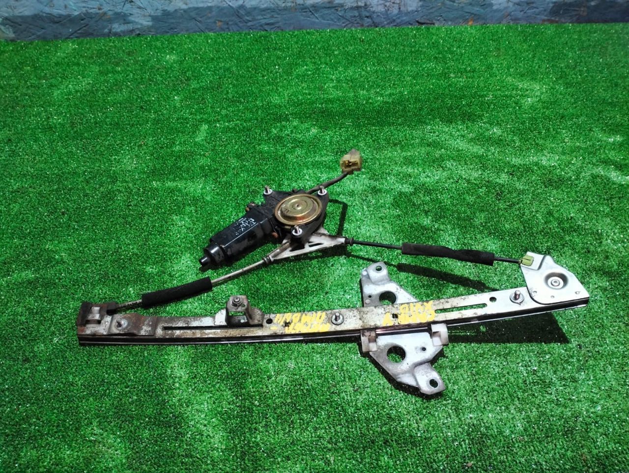 стеклоподъемник электрический передний правый Toyota Camry XV10 1992, 2.2 л., 5S-FE, бензин, МКПП, универсал - фото №1
