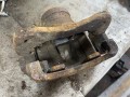 суппорт передний левый Chevrolet Lacetti 1 поколение J200 (2004 - 2013), 1.6 л., F16D3, бензин, МКПП, седан - фото №3
