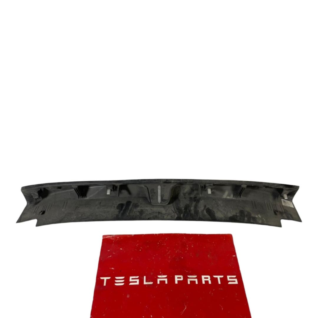 Отделка багажника пластик (под замок) Tesla Model 3 1 поколение (2017 - 2025), 1086315-00-F - фото №1