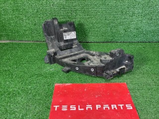 крепление фары левой Tesla Model X 1 поколение 2019, 104335700F, 1048807-00-A