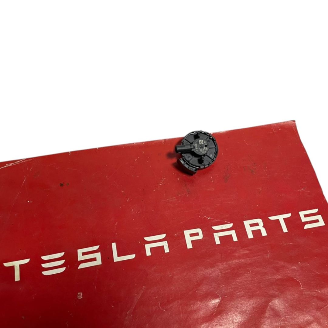 Датчик удара (давления воздуха) Tesla Model X 1 поколение (2015 - 2021), 1036762-00-A - фото №1