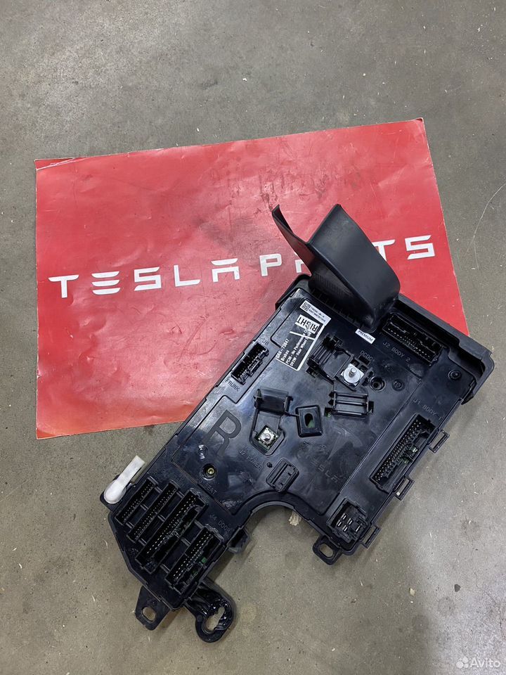 Блок управления BCM (Body Control Module) Tesla Model 3 1 поколение 2017 - 2021 (2017 - 2021), 1100340-90-H - фото №1