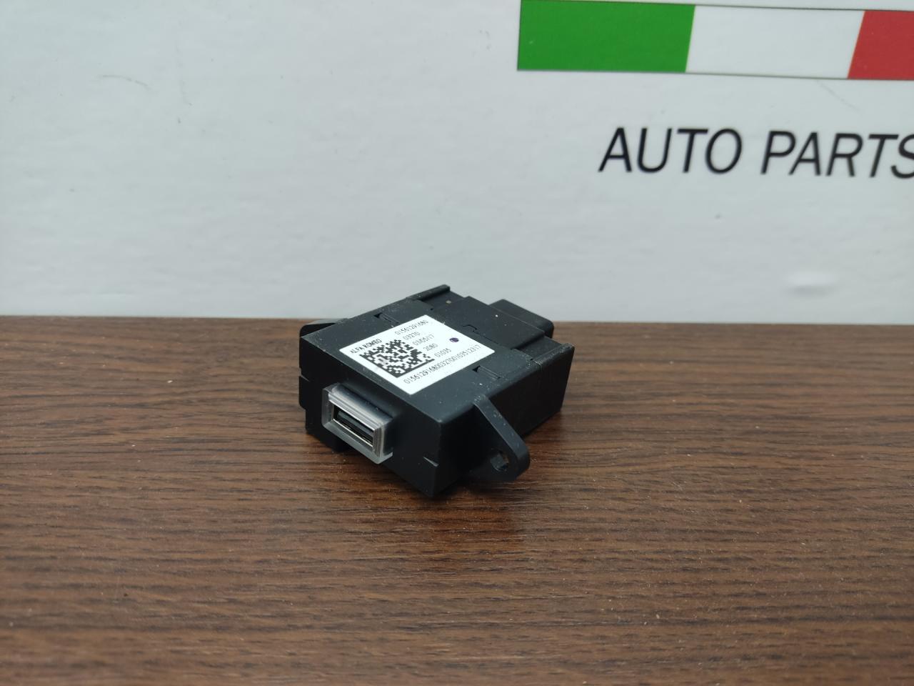 разъем AUX / USB Alfa Romeo Giulia 2 поколение 952 2018, 2.0 л., бензин, АКПП, седан, задний привод, 156129168 - фото №1