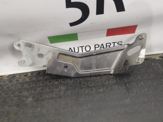 крепление ( кронштейн ) крыла Maserati Levante 1 поколение [рестайлинг] M161 2023, 2.0 л., АКПП, внедорожник 5 дв., полный привод, правый руль, 673005622