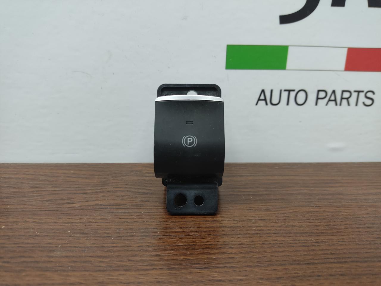 кнопка ручного тормоза (ручника) Alfa Romeo Giulia 2 поколение 952 2017, 2.0 л., бензин, АКПП, задний привод, 156118211 - фото №1