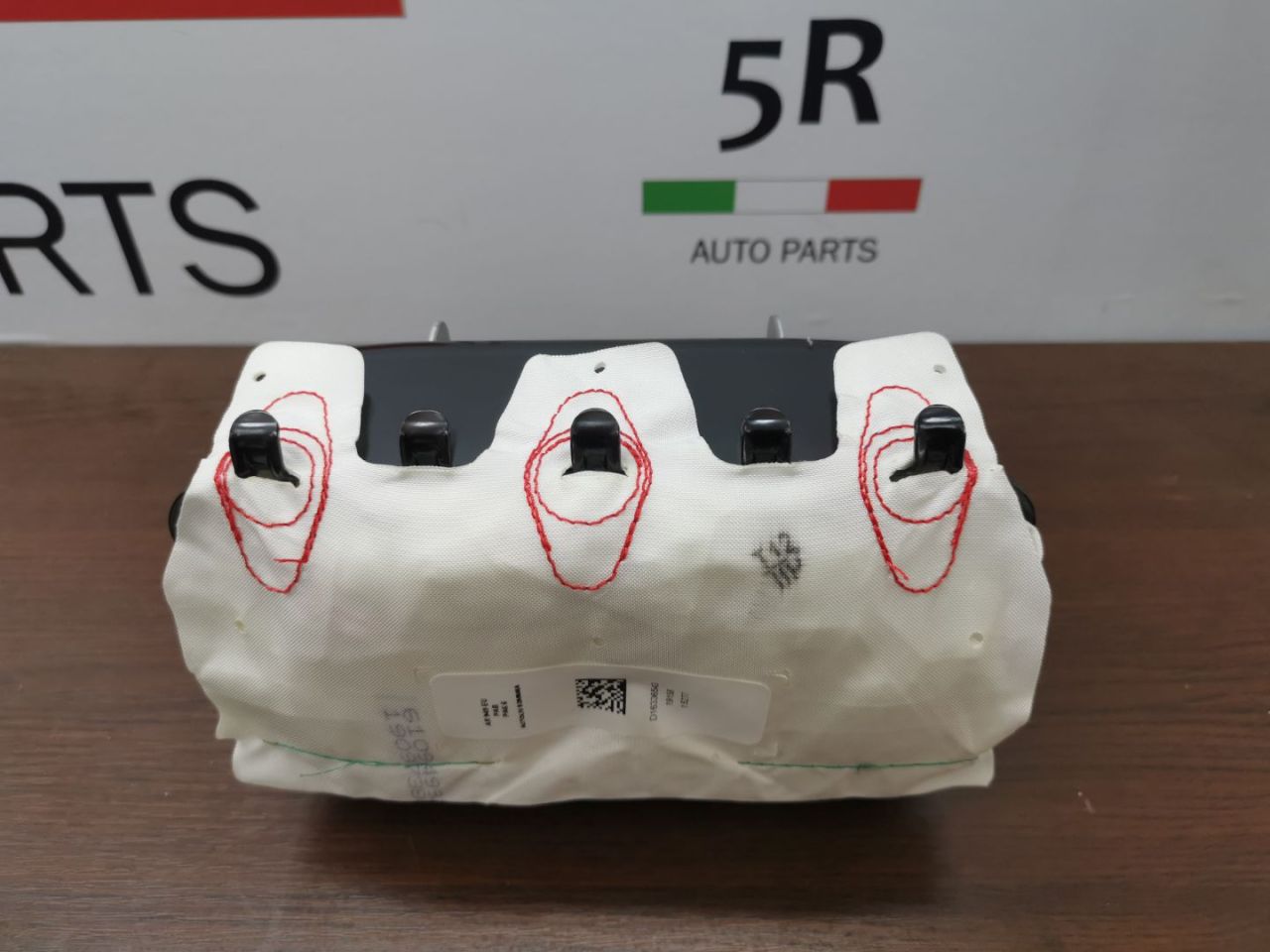 подушка безопасности пассажира Alfa Romeo Stelvio 1 поколение 949 2019, 2.0 л., бензин, АКПП, rosso red, внедорожник 5 дв., полный привод, правый руль, 50560307 - фото №1